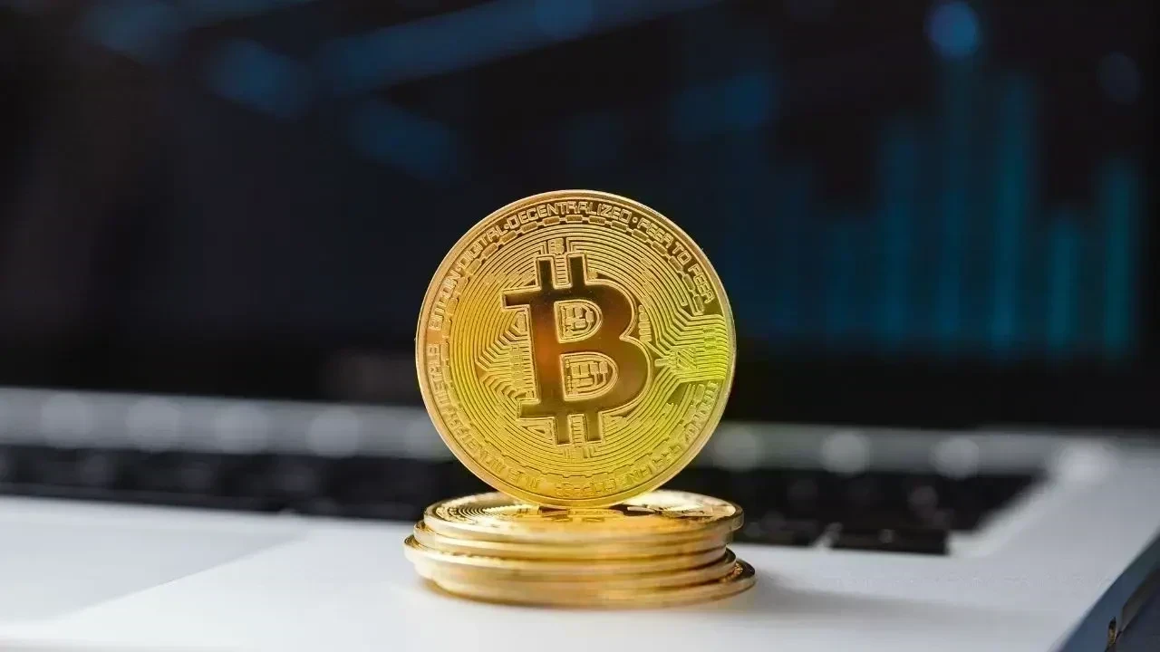 Bitcoin Miners Pivot to AI as JPMorgan Shifts Ratings