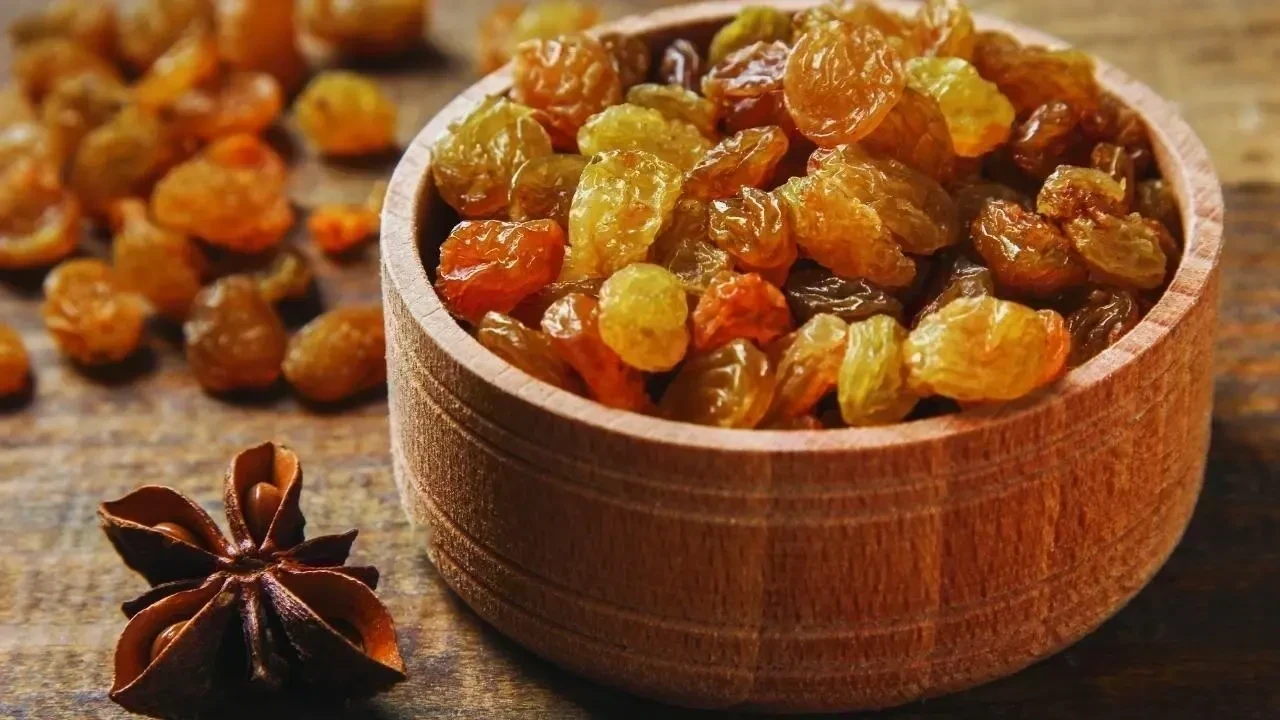 The Great Raisin Debate: Soaked or Dry for Better Digestion and Energy?