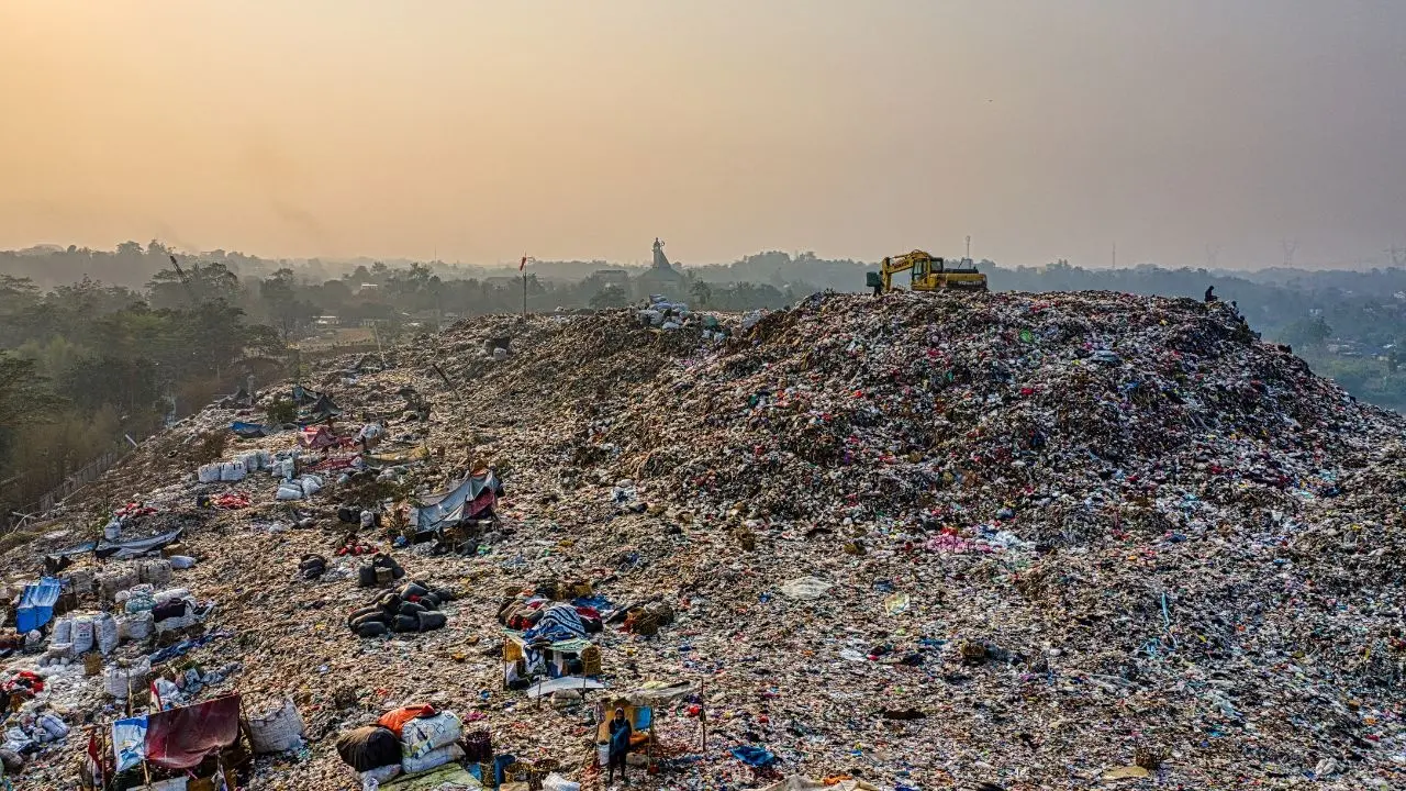Waste Emergency Strikes Kramat Jati Market in East Jakarta