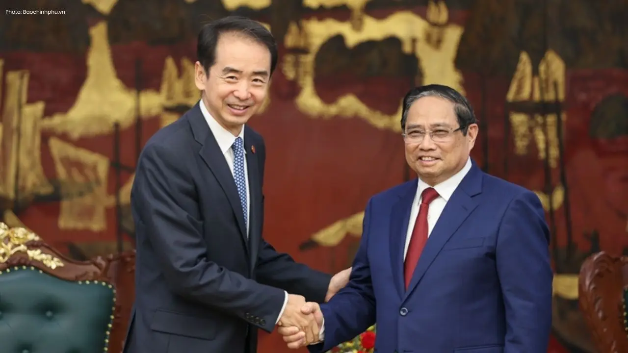 Vietnam's Prime Minister Engages with Chinese Envoy in Hanoi