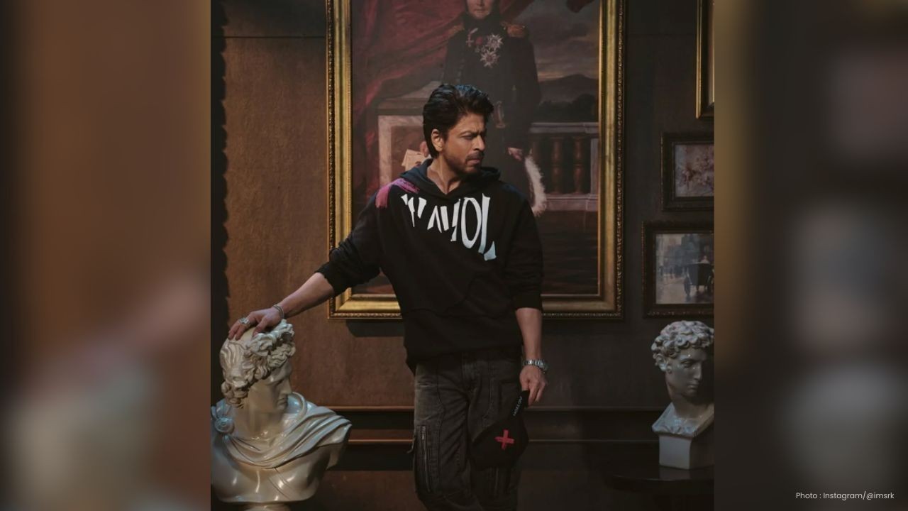 Shashi Tharoor Jokes About Shah Rukh Khan’s ‘Reverse Ageing’
