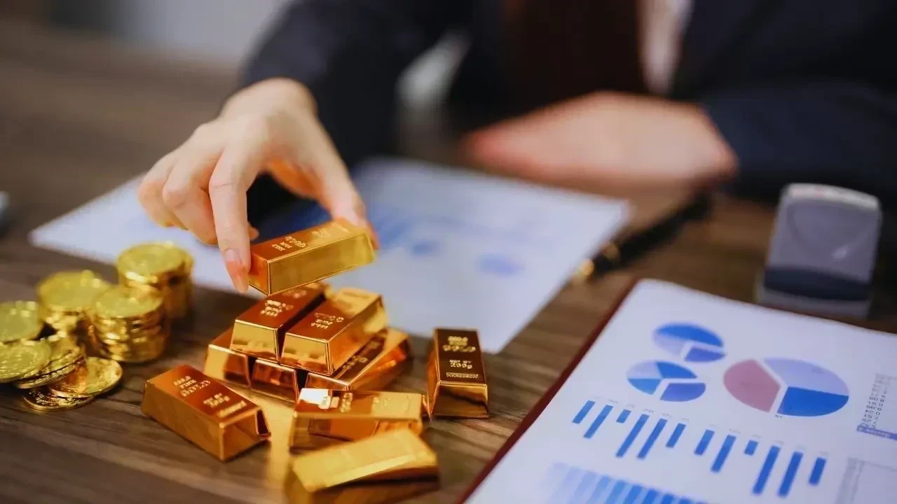 Essential Strategies for Small Investors Amid Market Turbulence