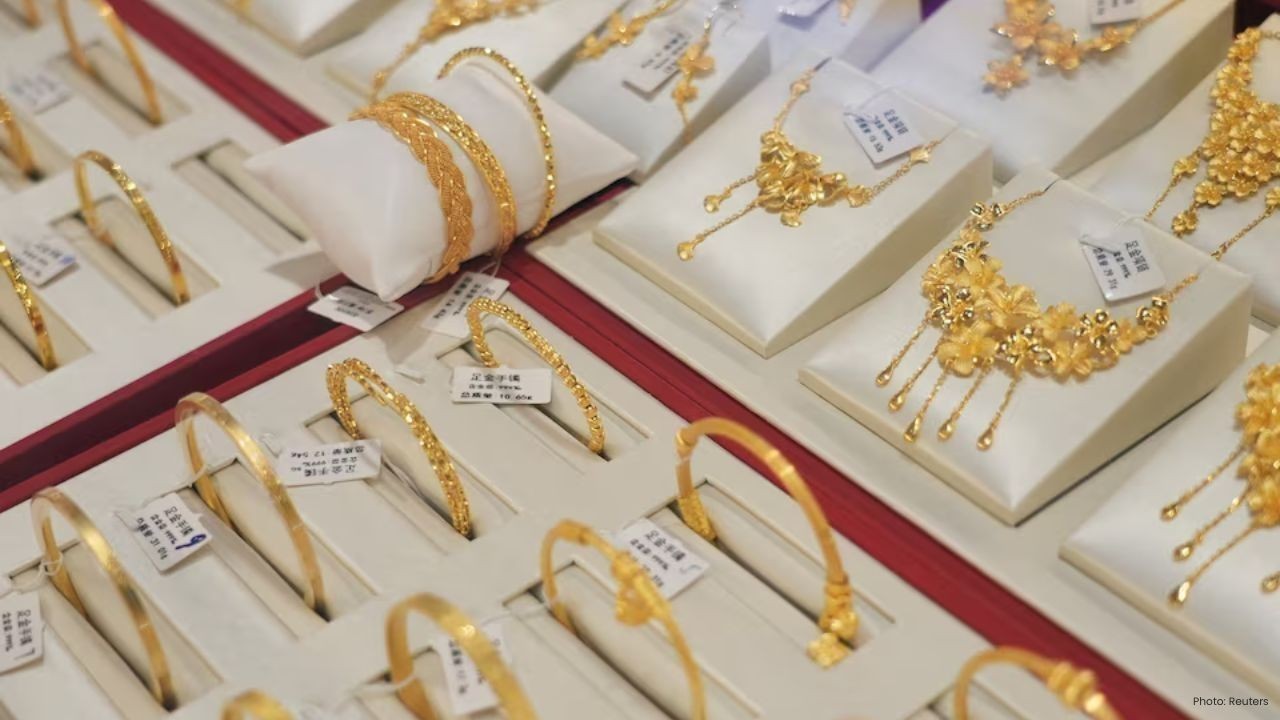 Gold Prices Dip as Strong Dollar, Rate Fears Pressure Market