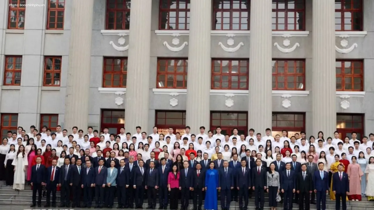 Vietnam's To Lam Explores Historic Site in China